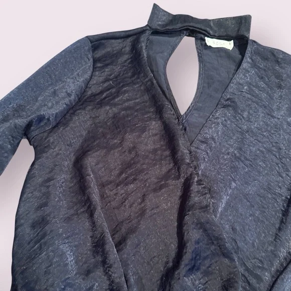 Elegant Women's Sage The Label Navy Blue Deep V Bell Sleeve Blouse Size Medium - Picture 5 of 14